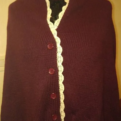 Cape en maille et dentelle couleur prune