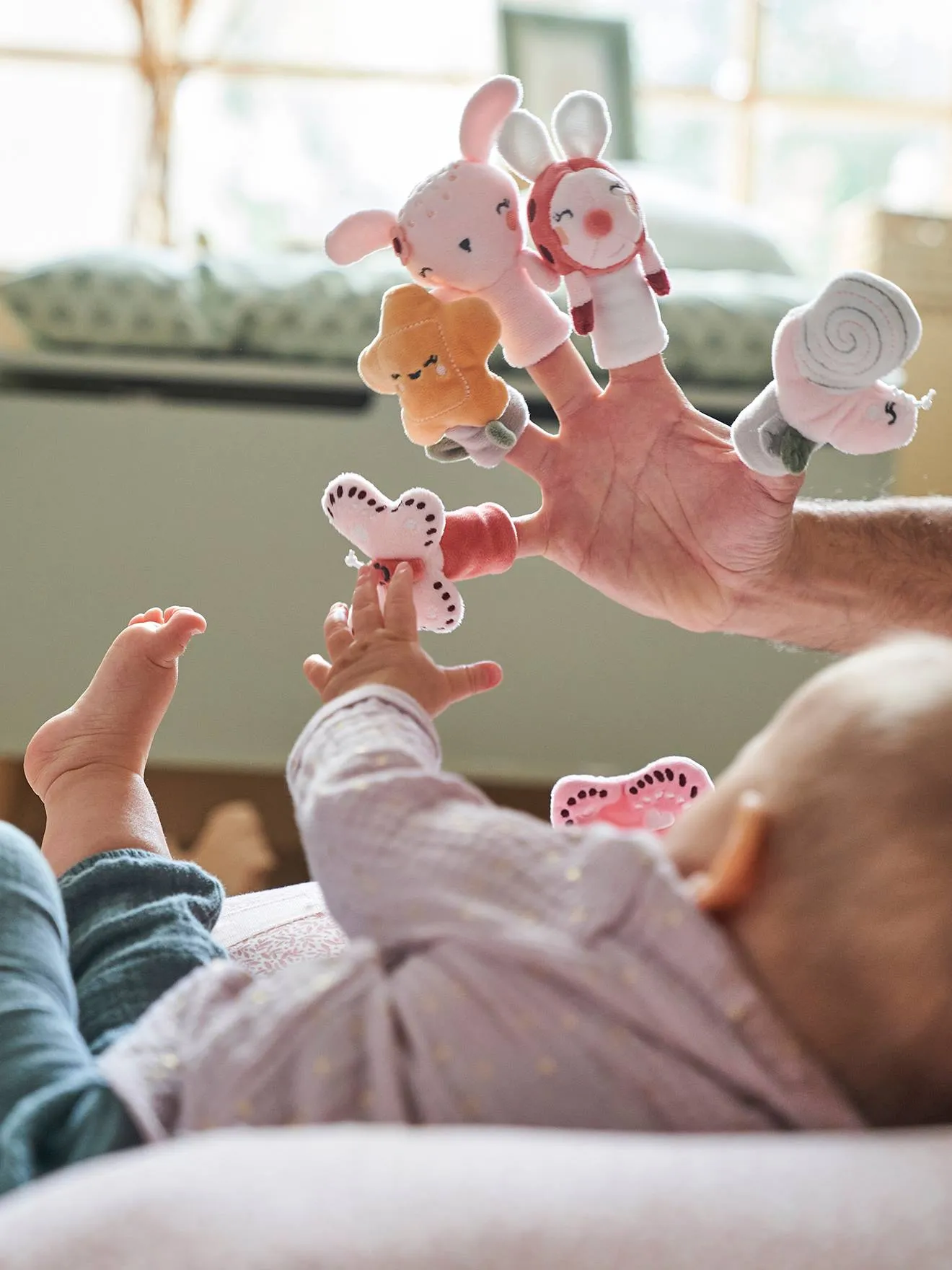 Grand livre d'éveil et marionnettes à doigts en velours PAYS ROSE multicolore - Vertbaudet