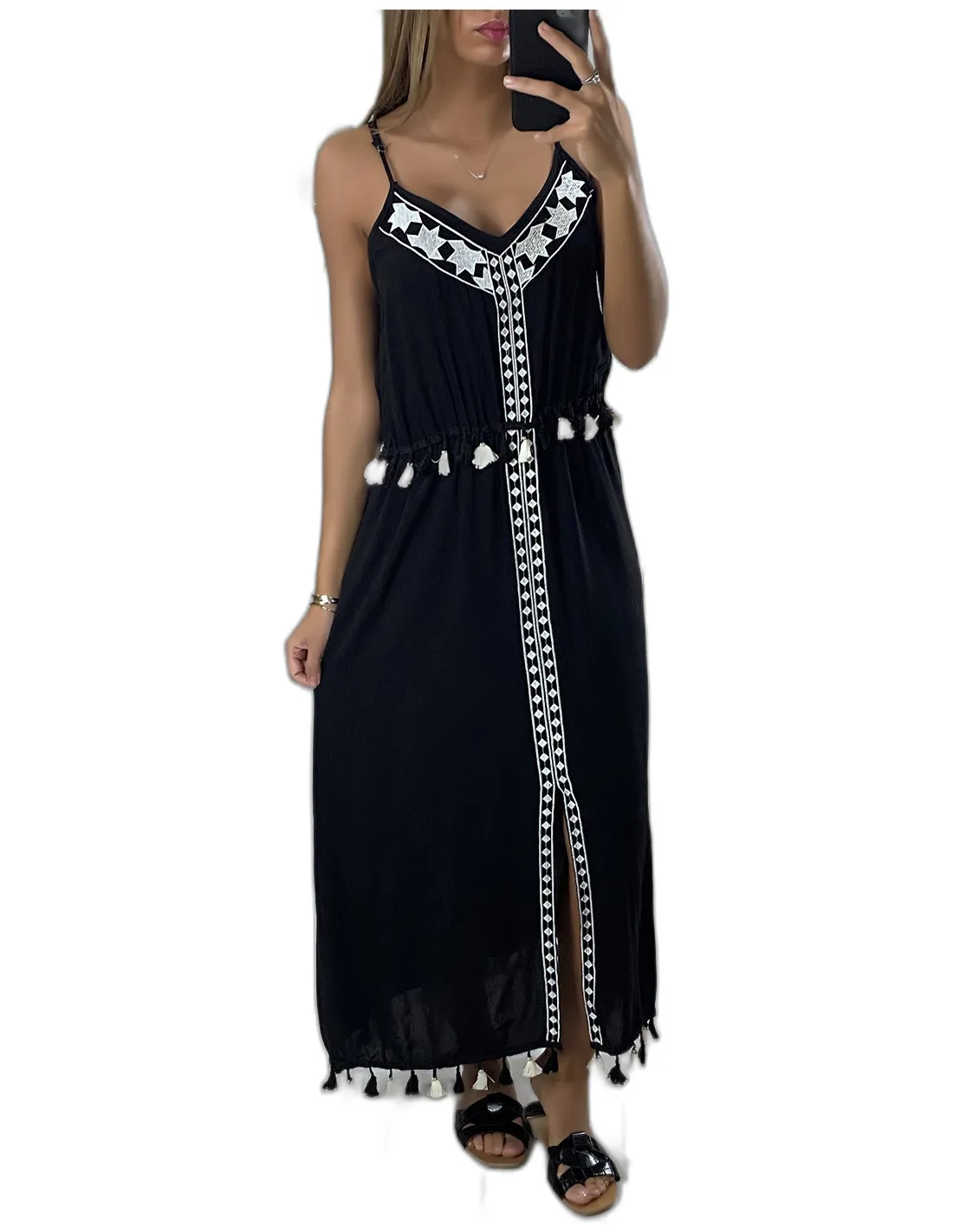 Longue robe noire avec broderie blanche et pompon