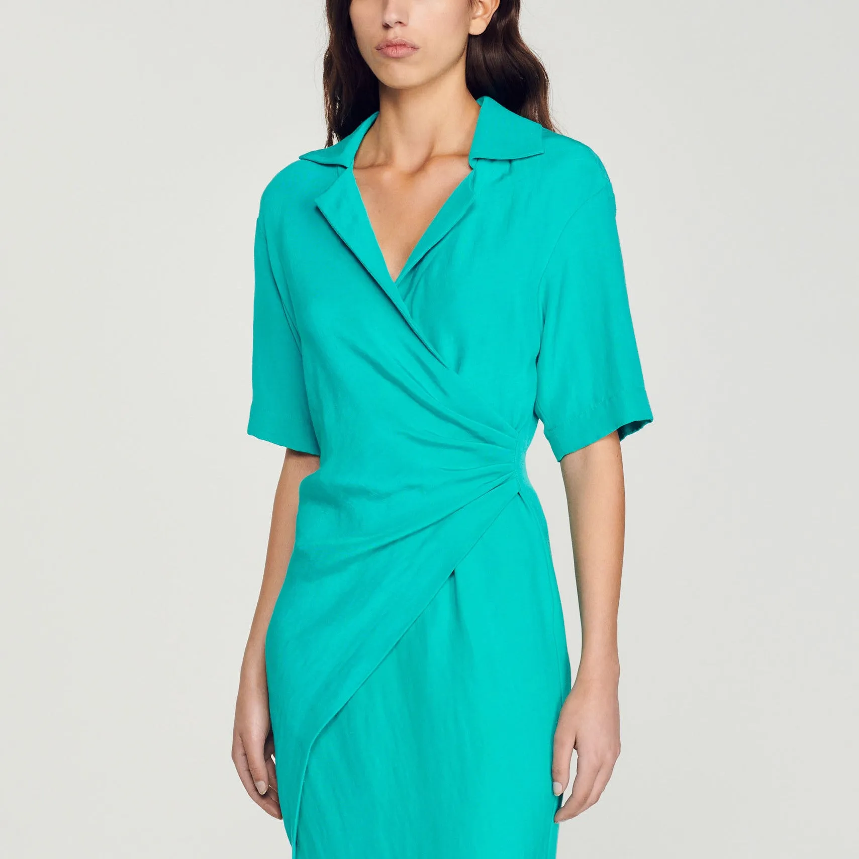 Robe drapée asymétrique