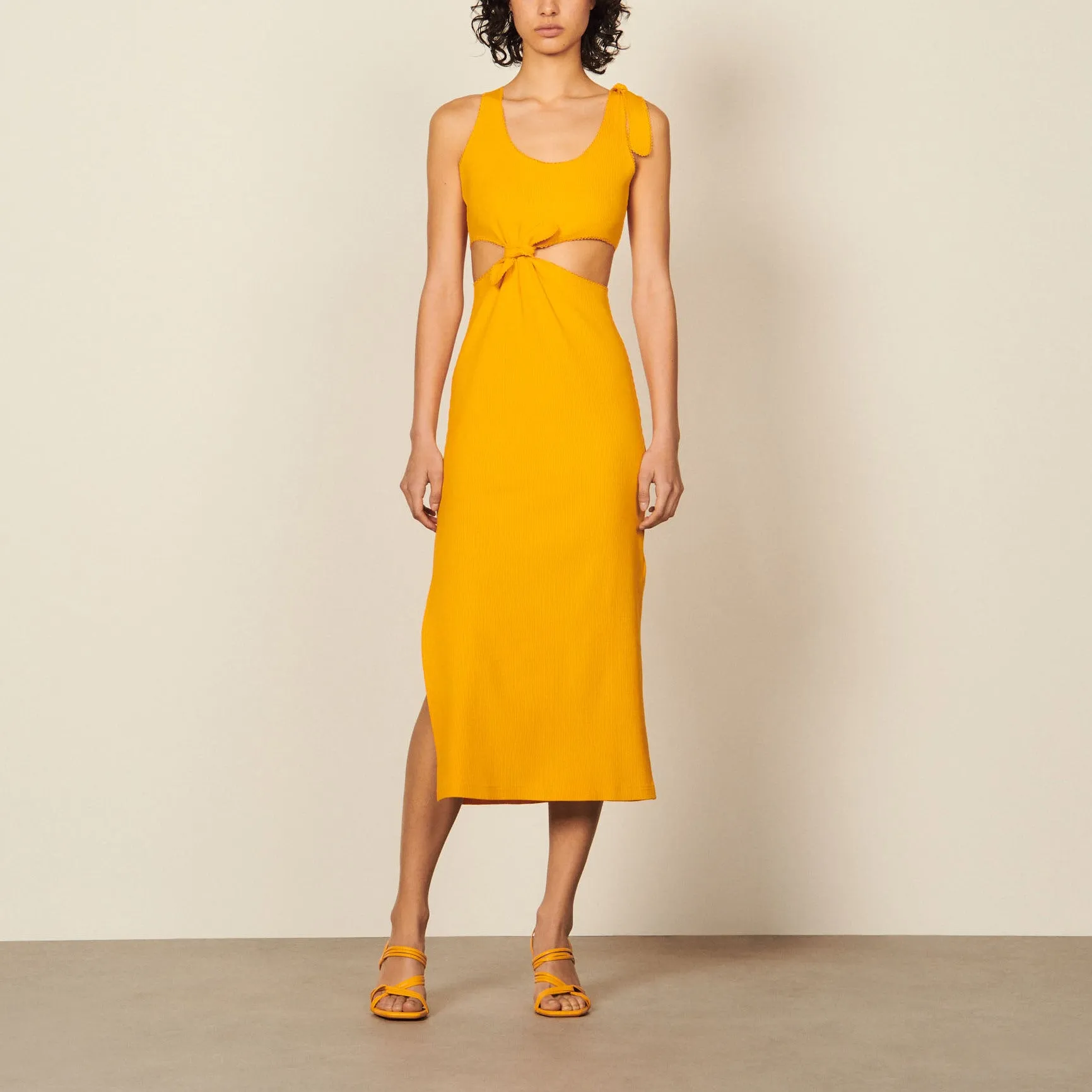 Robe midi ajourée sur les cotés