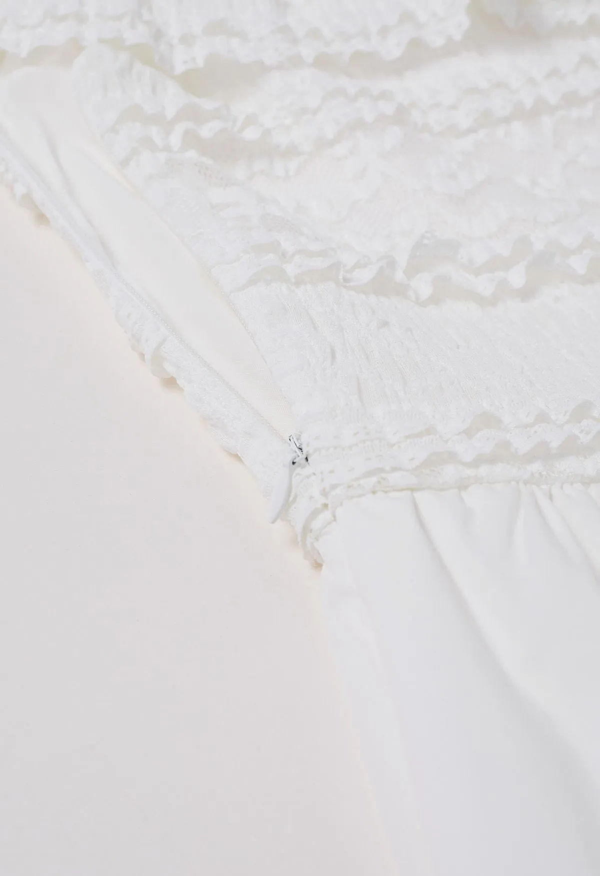 Robe épissé à épaules dénudées en dentelle à plusieurs niveaux en blanc